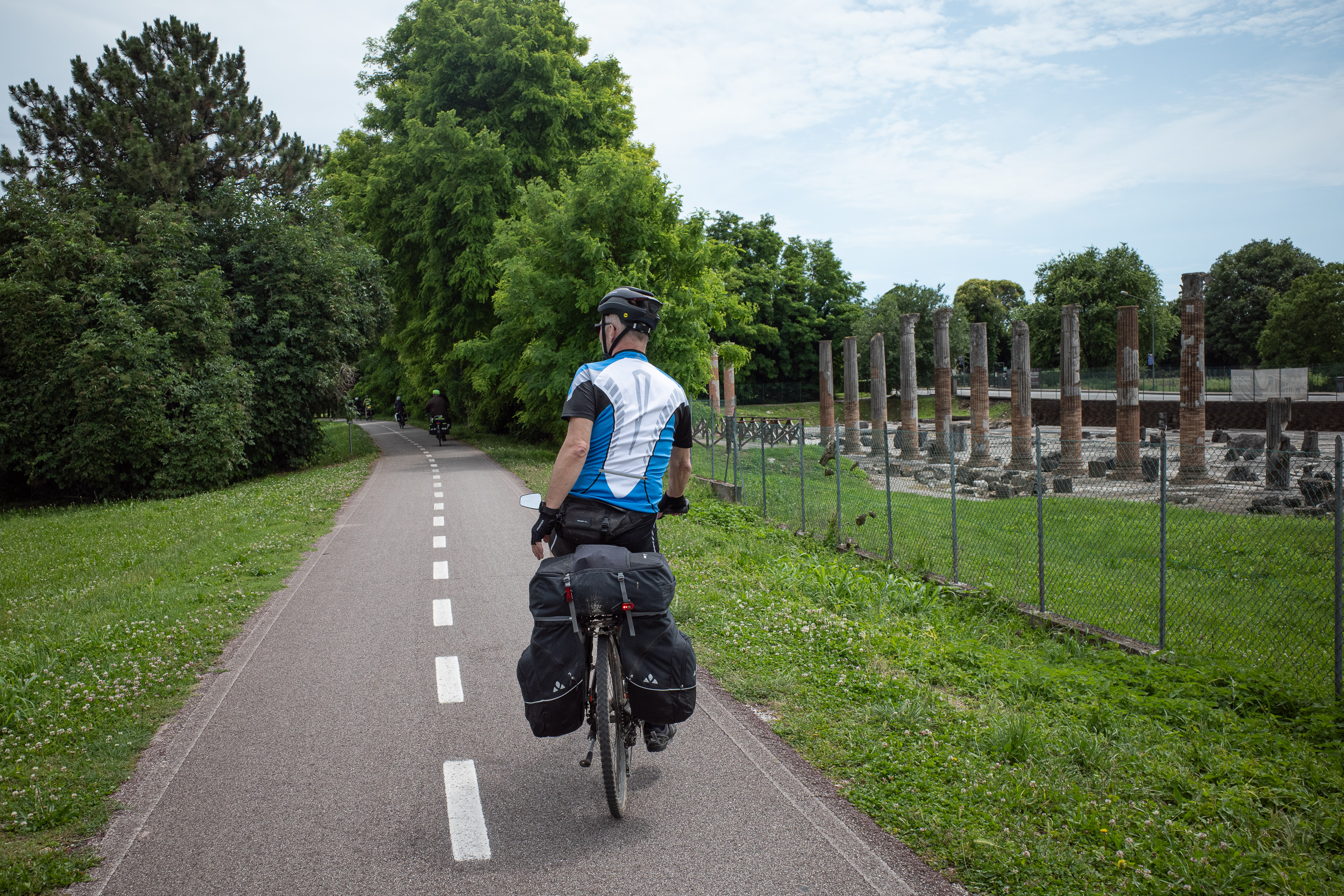 Vorbei an Aquileia: die römischen Säulenreihen liegen direkt am Radweg